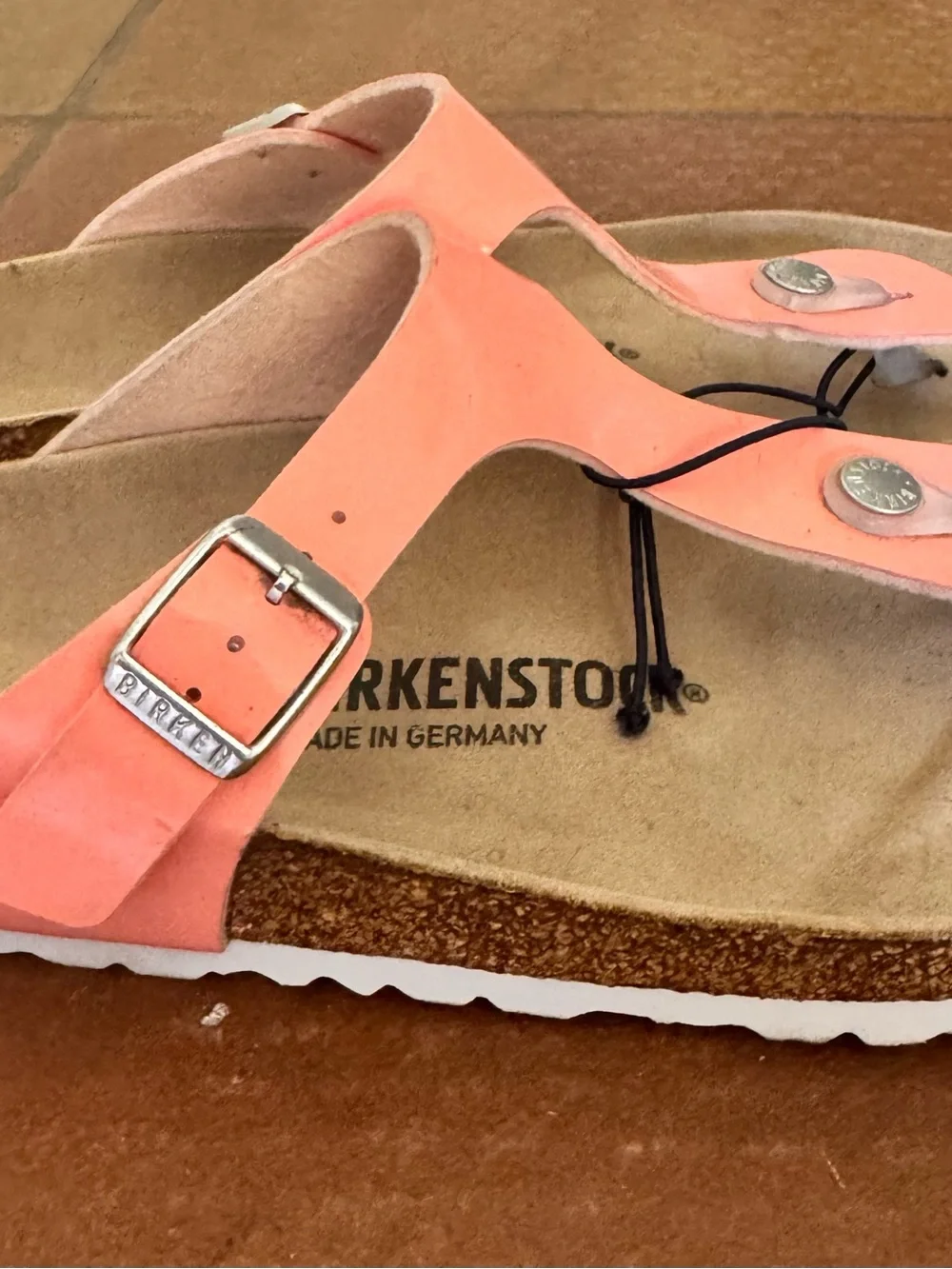 Birkenstock Women’s Gizeh Thong Sandals in Coral Pink. Size 8. Patent leather